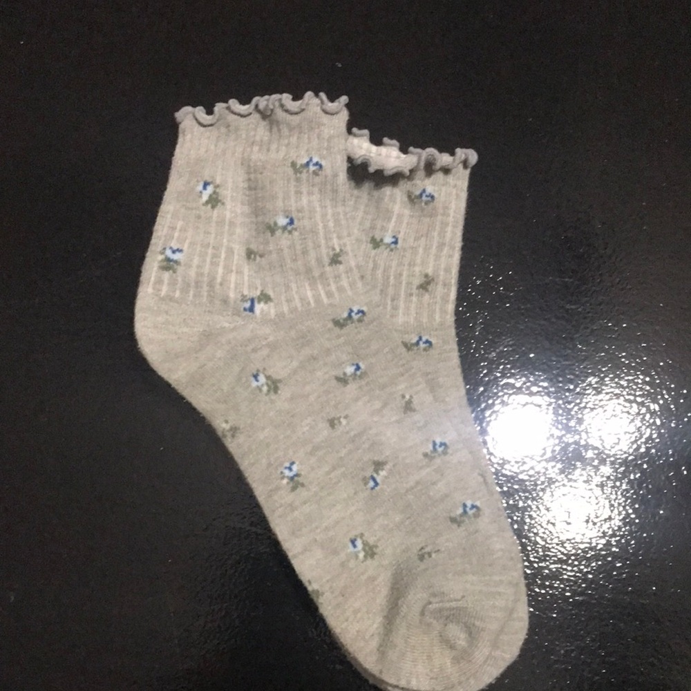 Girls Ruffle Cuff Floral Ankle Socks - Light Gray with Blue Flowers